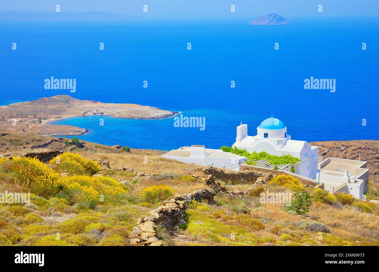 La chiesa di Panagia Skopiani si affaccia sulla baia di Platis Gialos, sull'isola di Serifos, sulle isole Cicladi, Grecia Foto Stock