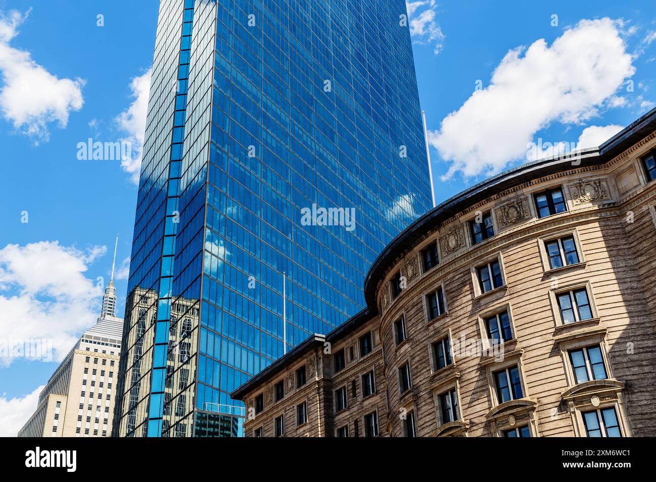 Vista parziale di tre edifici nel quartiere Back Bay di Boston. Trinity Church è in primo piano. Foto Stock