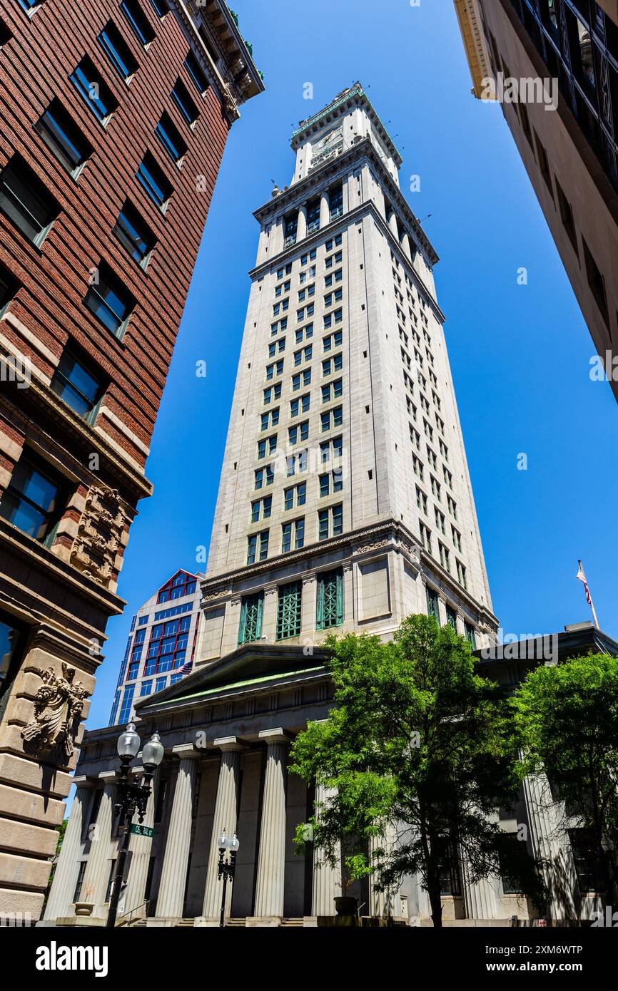 La torre Custom House di Boston si trova tra due altri edifici Foto Stock
