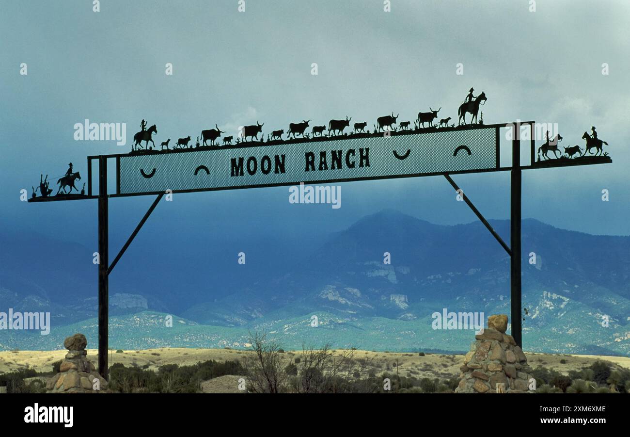 Cancello del ranch in ferro battuto vicino a Buckhorn nella contea di Grant, Mogollon Mountains in Distance, New Mexico, USA Foto Stock