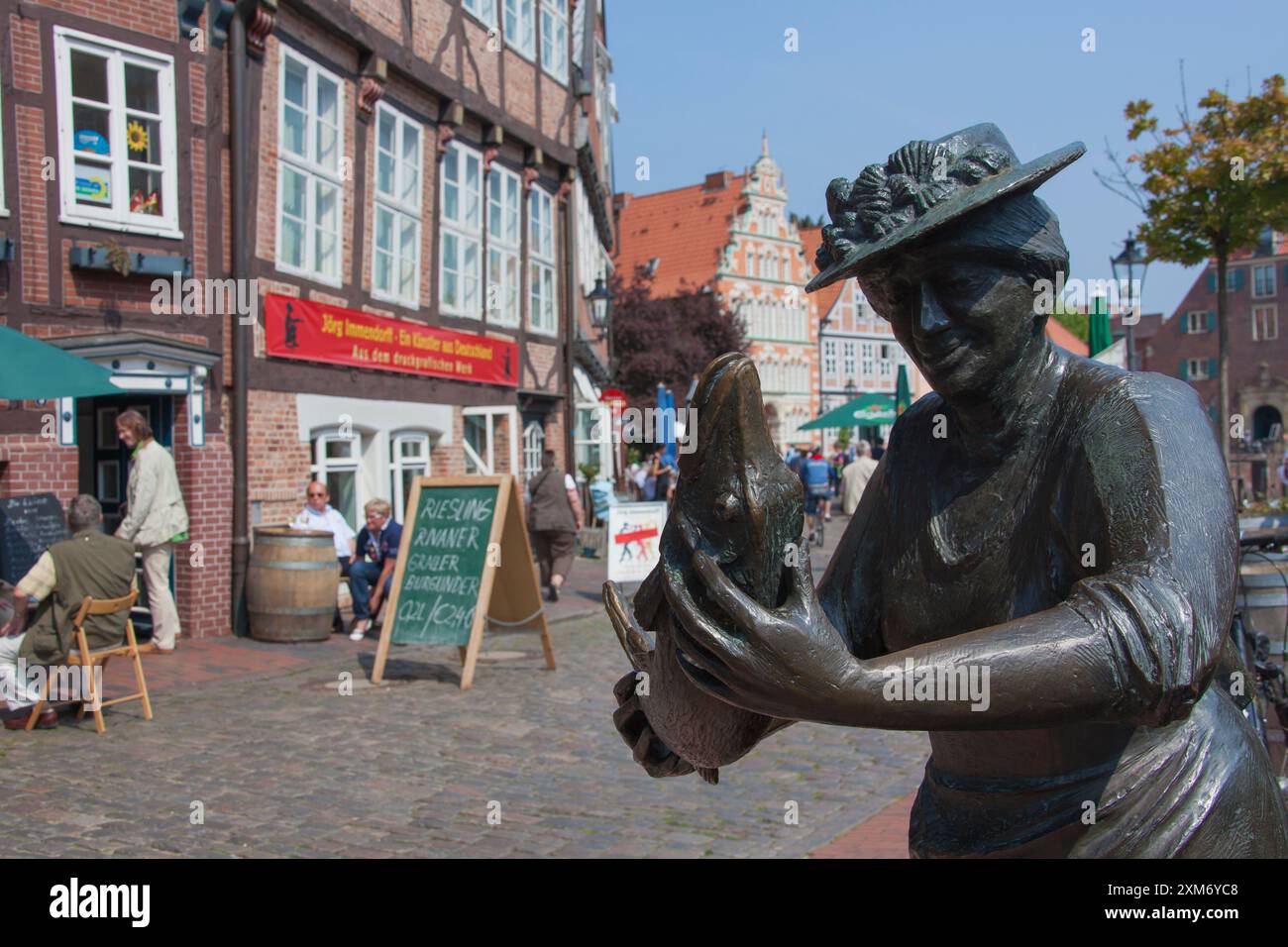 Fishwife di Frijo Müller-Belecke, città anseatica di Stade, Altes Land, bassa Sassonia, Germania Foto Stock