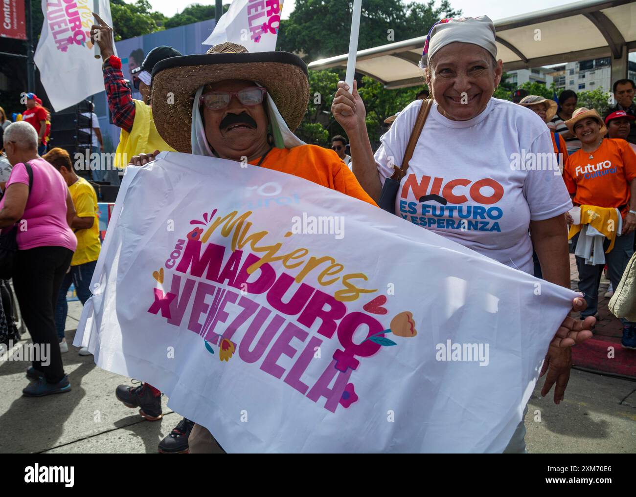 Chiusura della campagna elettorale in Venezuela. I sostenitori del presidente Nicolas Maduro camminano per la città di Caracas nell'ultimo giorno della campagna elettorale Foto Stock