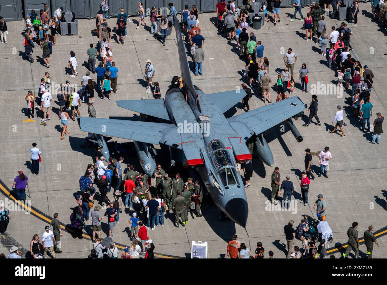 I partecipanti all'Arctic Thunder Open House fanno un tour della German Air Force PA-200 Tornado sulla linea di volo presso Joint base Elmendorf-Richardson, Alaska, 20 luglio 202 Foto Stock