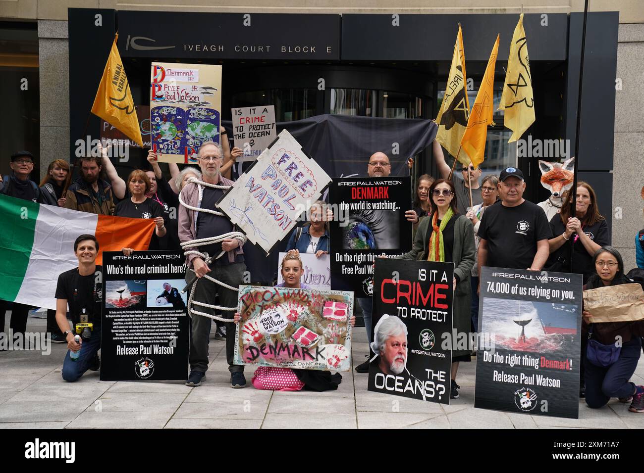 La gente partecipa a una protesta fuori dall'ambasciata danese a Dublino che chiede il rilascio del veterano attivista ambientalista e attivista anti-baleniera Paul Watson, che è stato arrestato a Nuuk, in Groenlandia, per un mandato di arresto internazionale emesso dal Giappone. Data foto: Venerdì 26 luglio 2024. Foto Stock