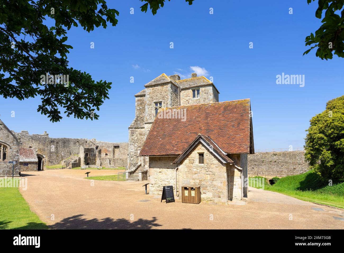 Castello di Carisbrooke Isola di Wight - il museo della Great Hall e la Well House nei terreni del castello di Carisbrooke Isola di Wight Inghilterra Regno Unito Europa Foto Stock