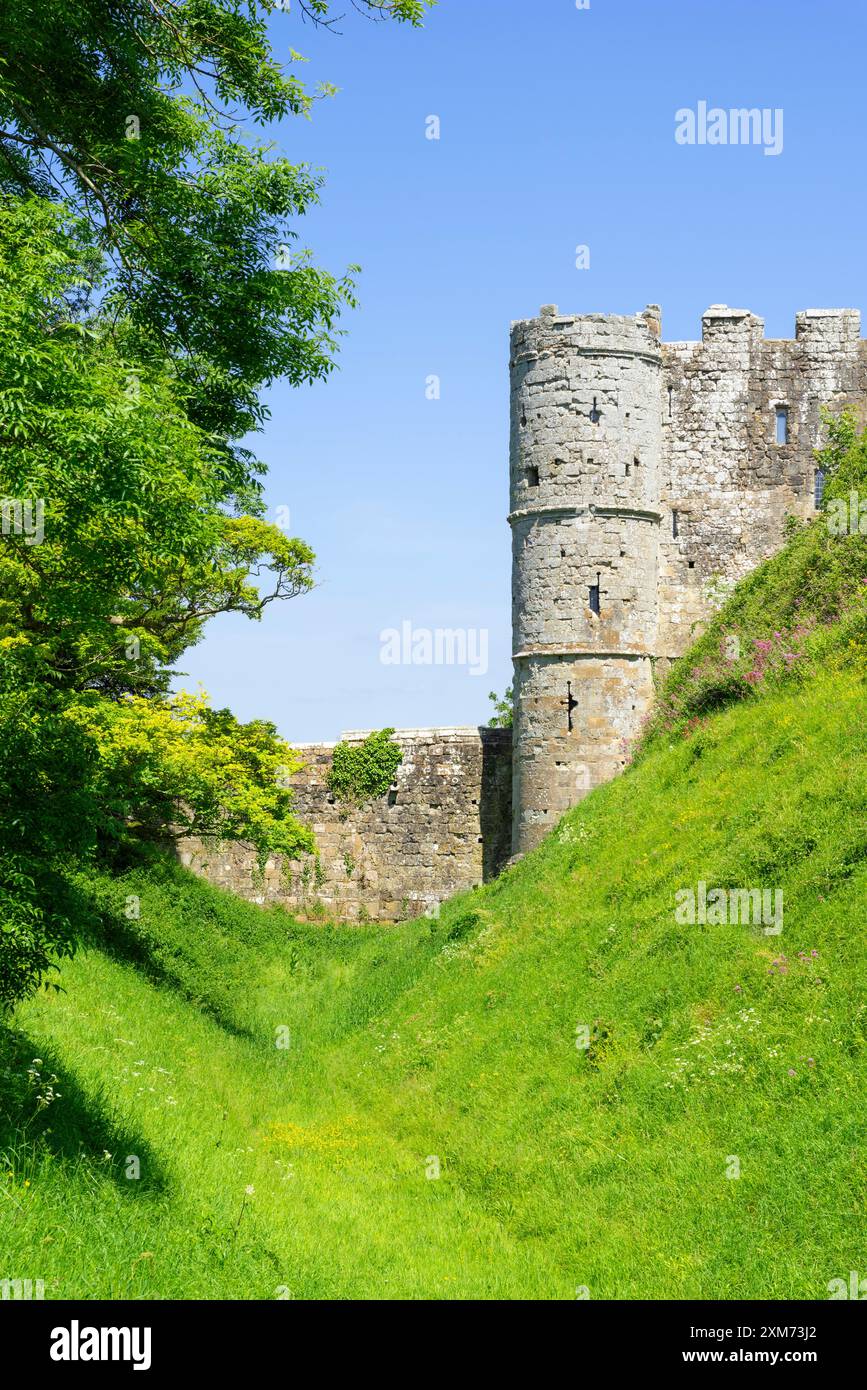 Castello di Carisbrooke Isola di Wight - Vista della porta del castello di Carisbrooke dal fossato erboso intorno al castello Isola di Wight Inghilterra Regno Unito Europa Foto Stock