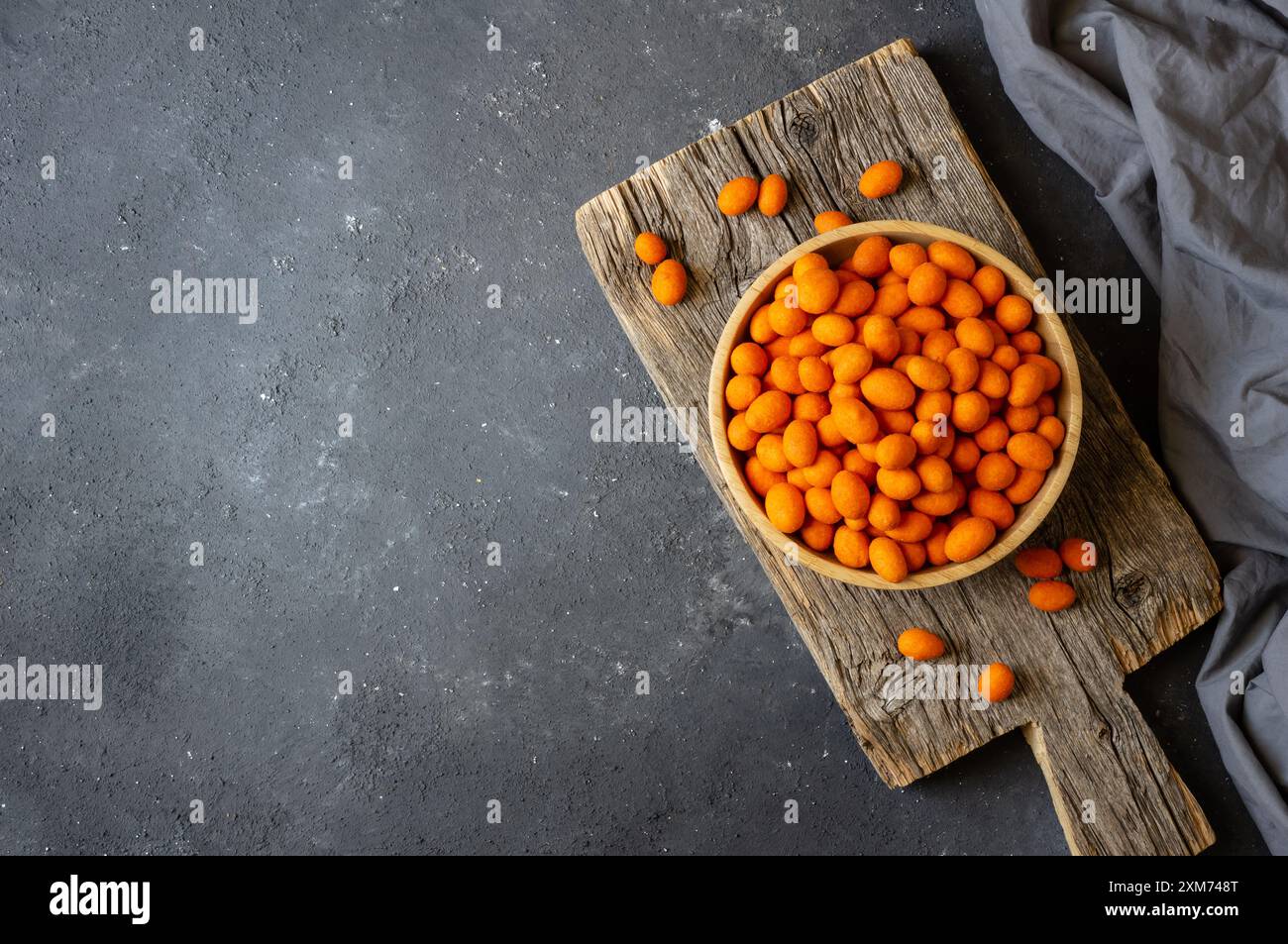 Patatine di arachidi con salsa in ciotola su fondo in legno, tradizionale tacchino arrosto Foto Stock