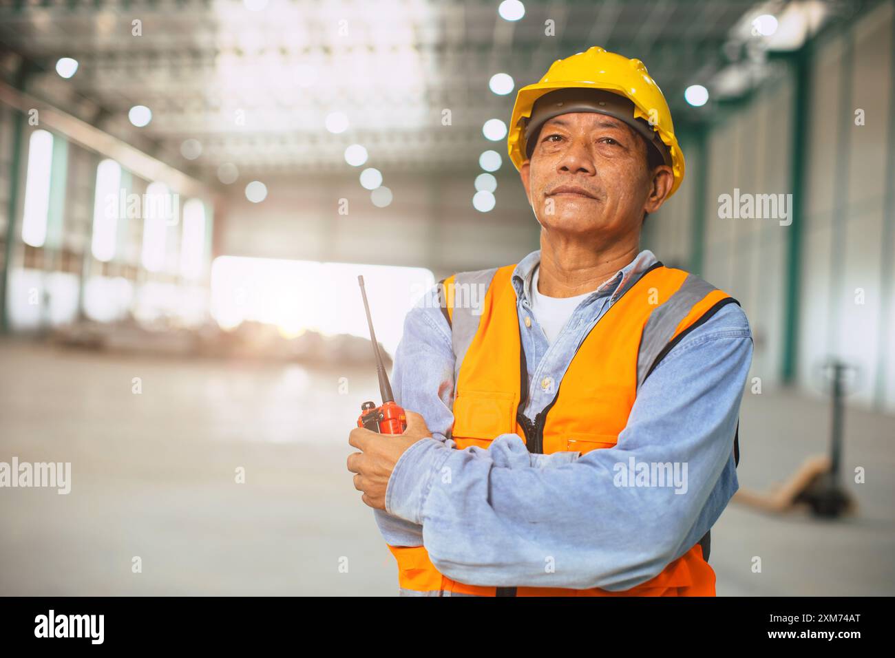 Ritratto intelligente ingegnere asiatico lavoratore, adulto forman direttore di fabbrica in piedi persone sicure di successo Foto Stock