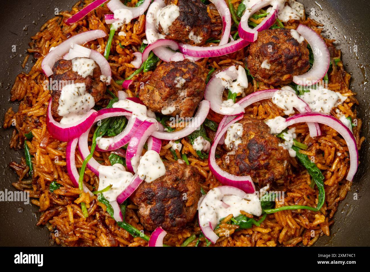 Biryani di polpetta di agnello con maionese alla menta e cipolle sottaceto, primo piano Foto Stock