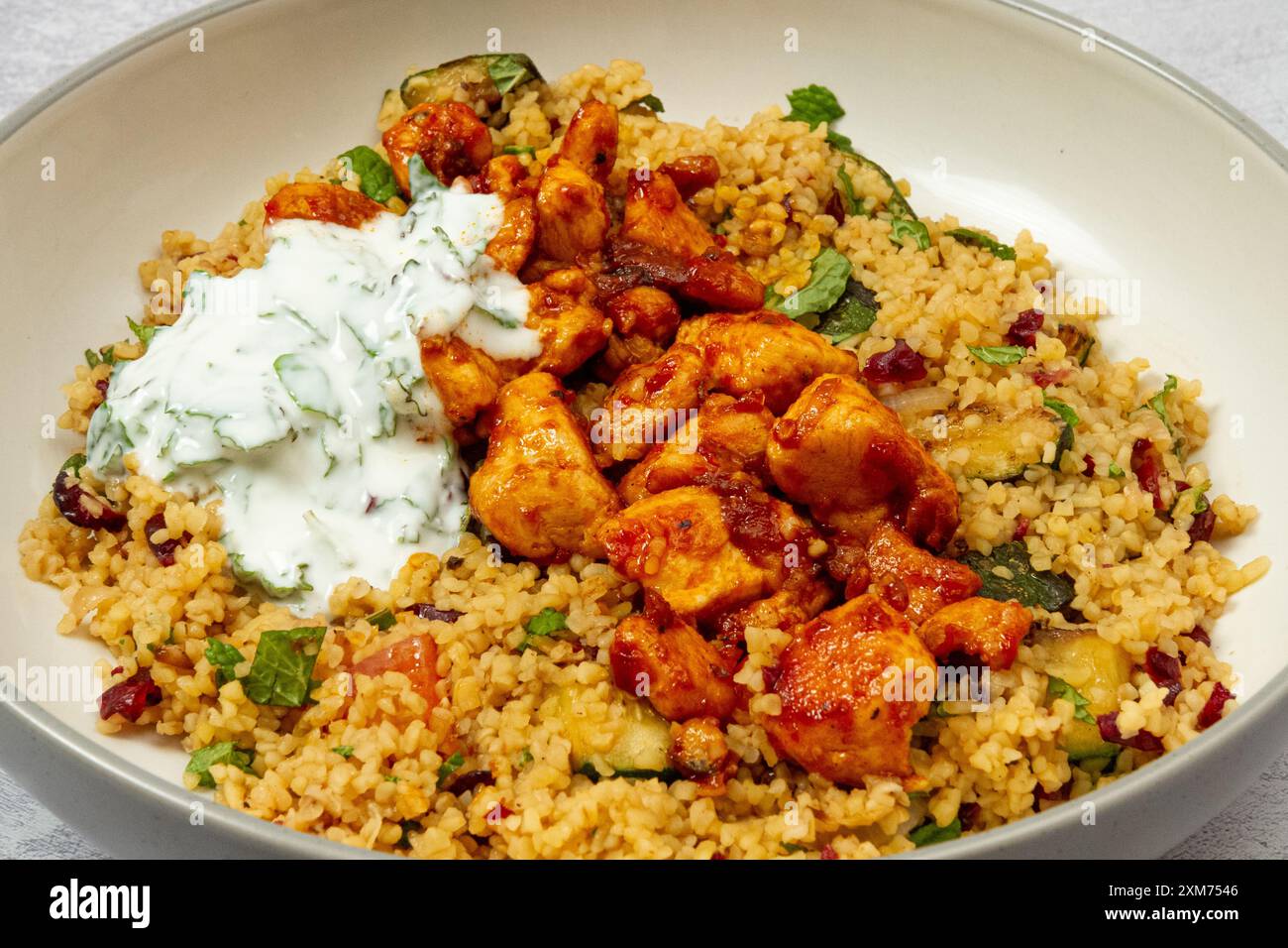 Harissa Chicken on Jewelled bulgur Foto Stock
