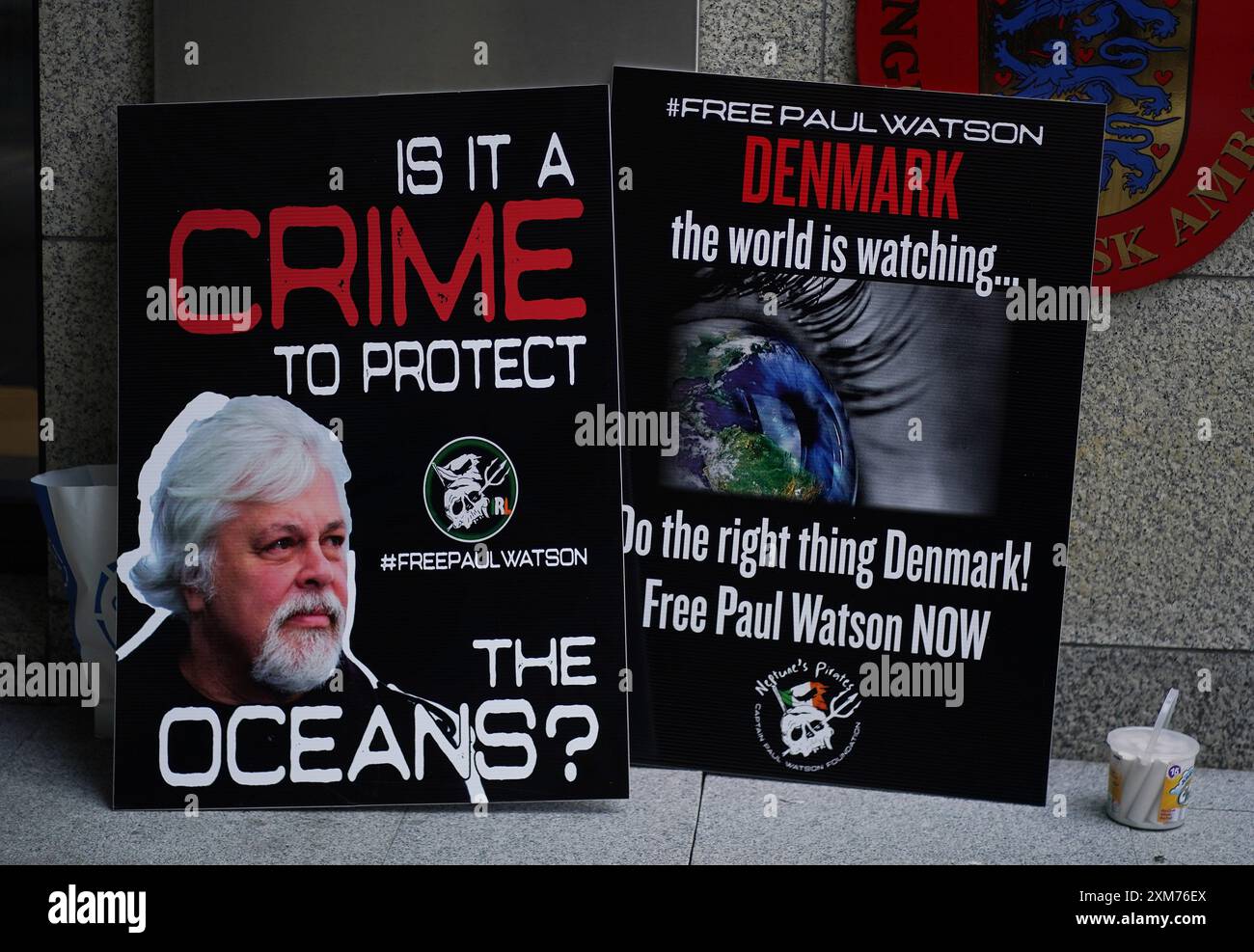 Firma di una protesta fuori dall'ambasciata danese a Dublino che chiede il rilascio di Paul Watson, un veterano attivista ambientalista e attivista anti-baleniera, che è stato arrestato a Nuuk, in Groenlandia, in base a un mandato di arresto internazionale emesso dal Giappone. Data foto: Venerdì 26 luglio 2024. Foto Stock