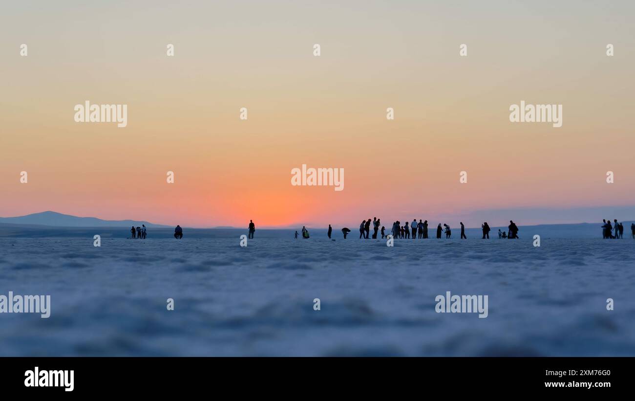 Ankara, Turchia - Agosto 2013: Silhouette di una donna non identificata che guarda il tramonto al Salt Lake Tuz Golu ad Ankara, Turchia Foto Stock