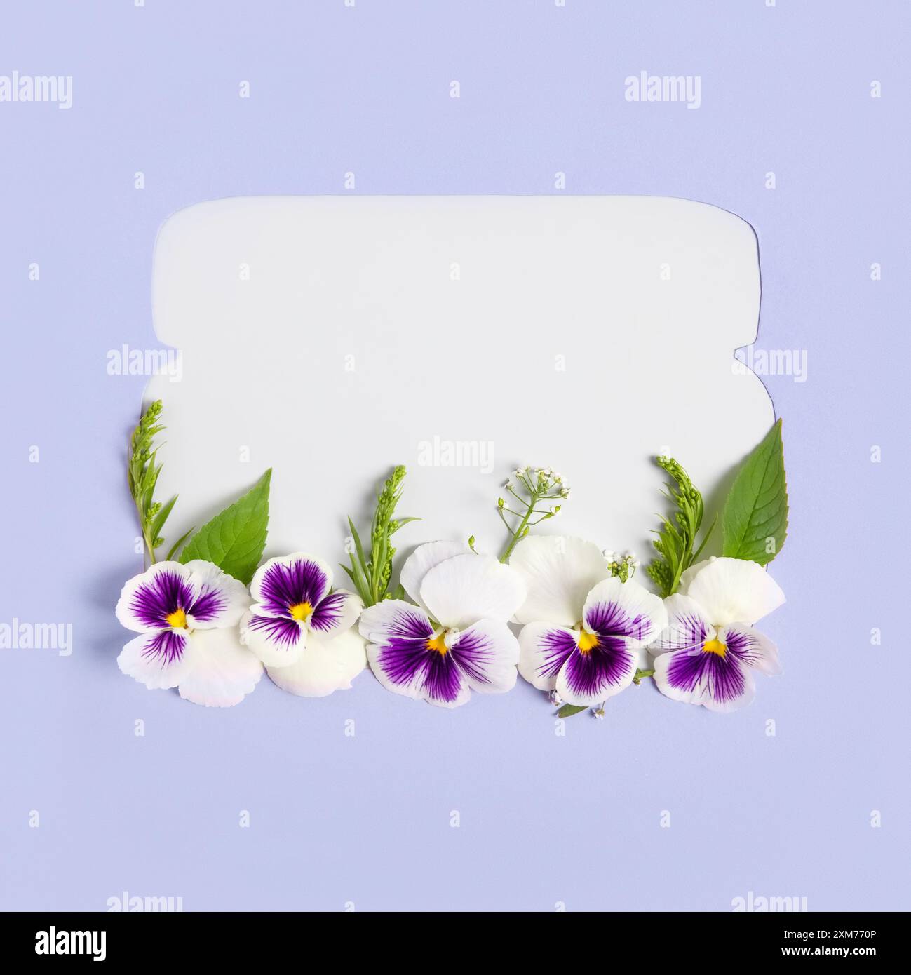 Bottiglia ritagliata di cosmetici in carta blu con cornice di fiori viola e foglie. Design per nuovi prodotti, banner, promozione vendita, cosmetici, prese Foto Stock