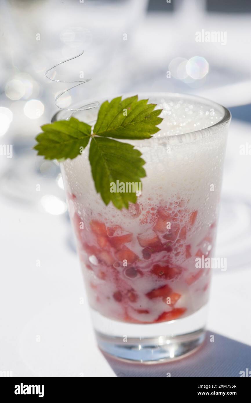 Fragole in schiuma di vino con menta Foto Stock