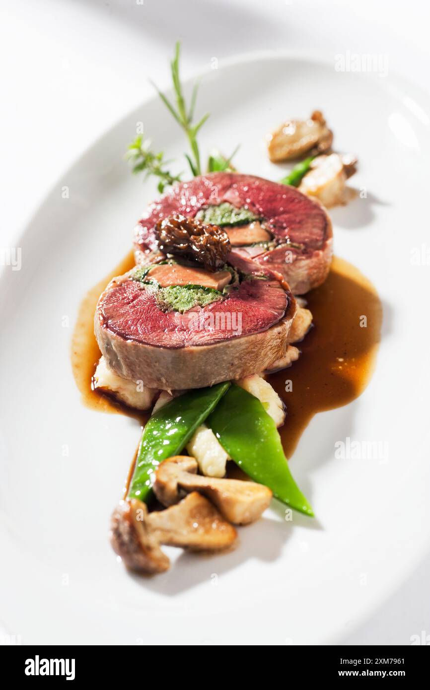Piccione ripieno con funghi e mangetout Foto Stock