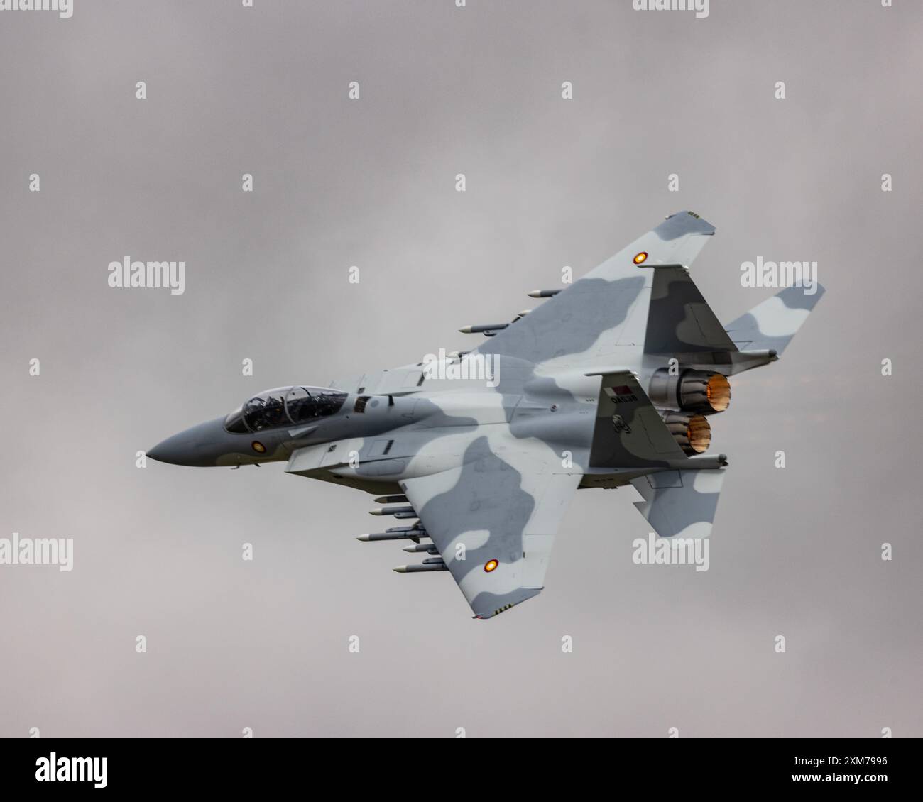 Aerei da caccia militari a reazione dell'Aeronautica militare del Qatar Emiri Boeing F-15QA Ababil in volo al Royal International Air Tattoo del 2024 Foto Stock