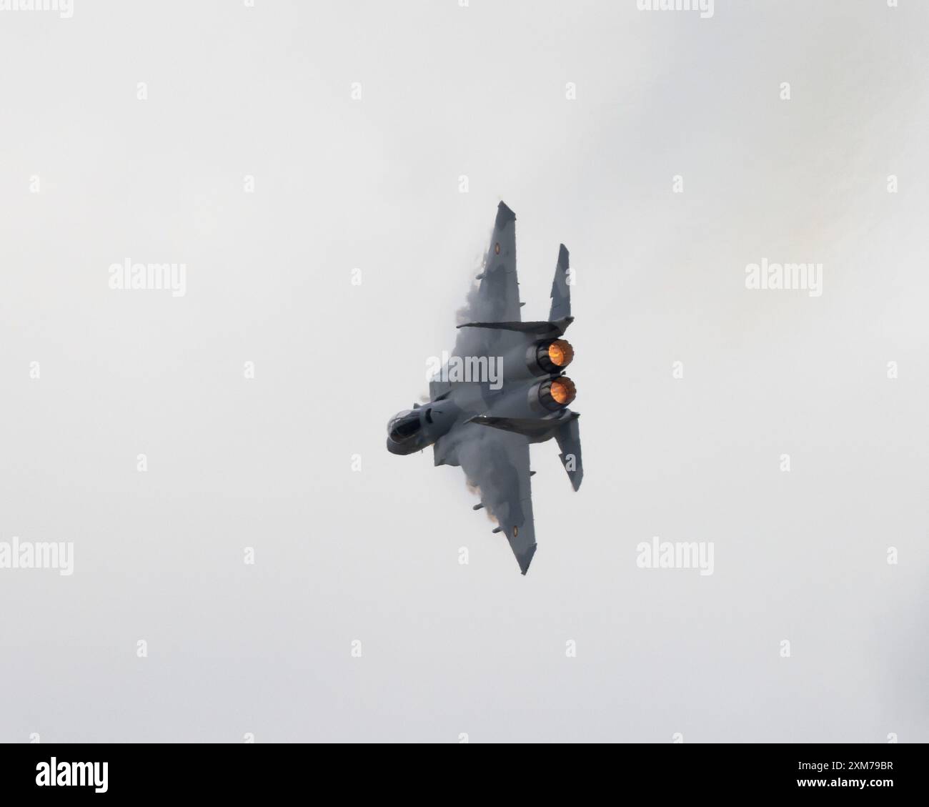 Aerei da caccia militari a reazione dell'Aeronautica militare del Qatar Emiri Boeing F-15QA Ababil in volo al Royal International Air Tattoo del 2024 Foto Stock