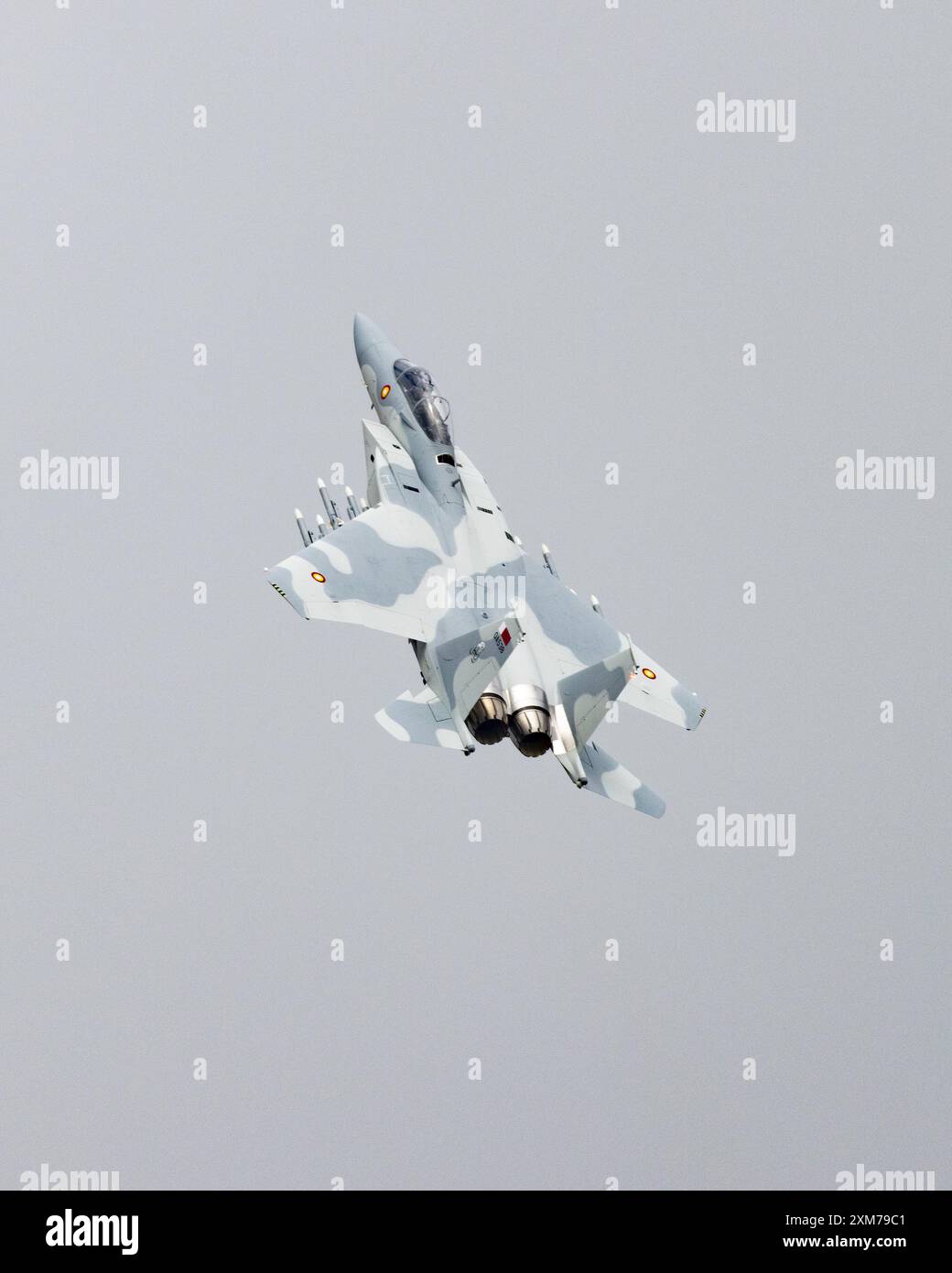 Aerei da caccia militari a reazione dell'Aeronautica militare del Qatar Emiri Boeing F-15QA Ababil in volo al Royal International Air Tattoo del 2024 Foto Stock