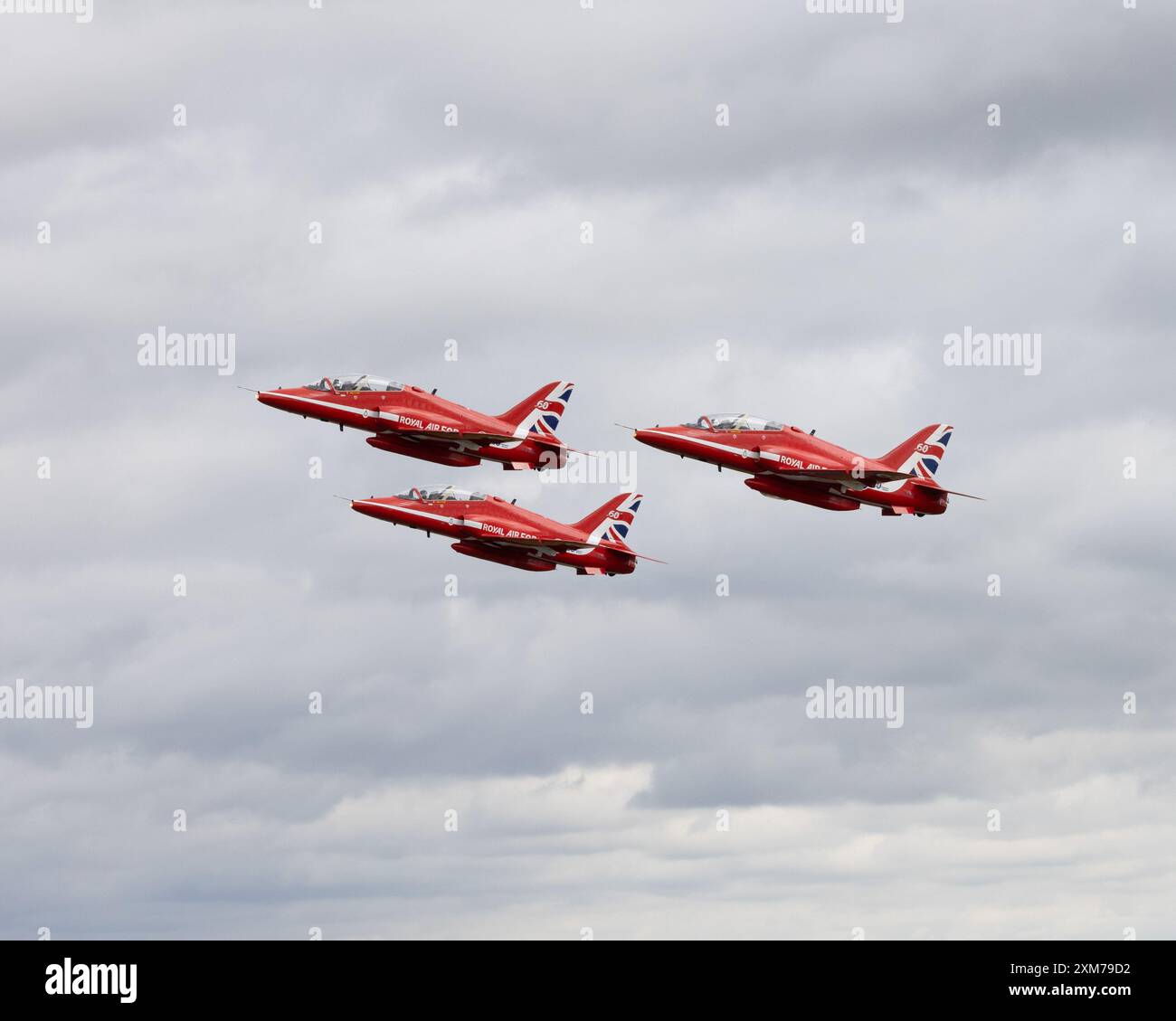 Tre membri del team di volo acrobatico della RAF Red Arrows volano al Royal International Air Tattoo del 2024 Foto Stock