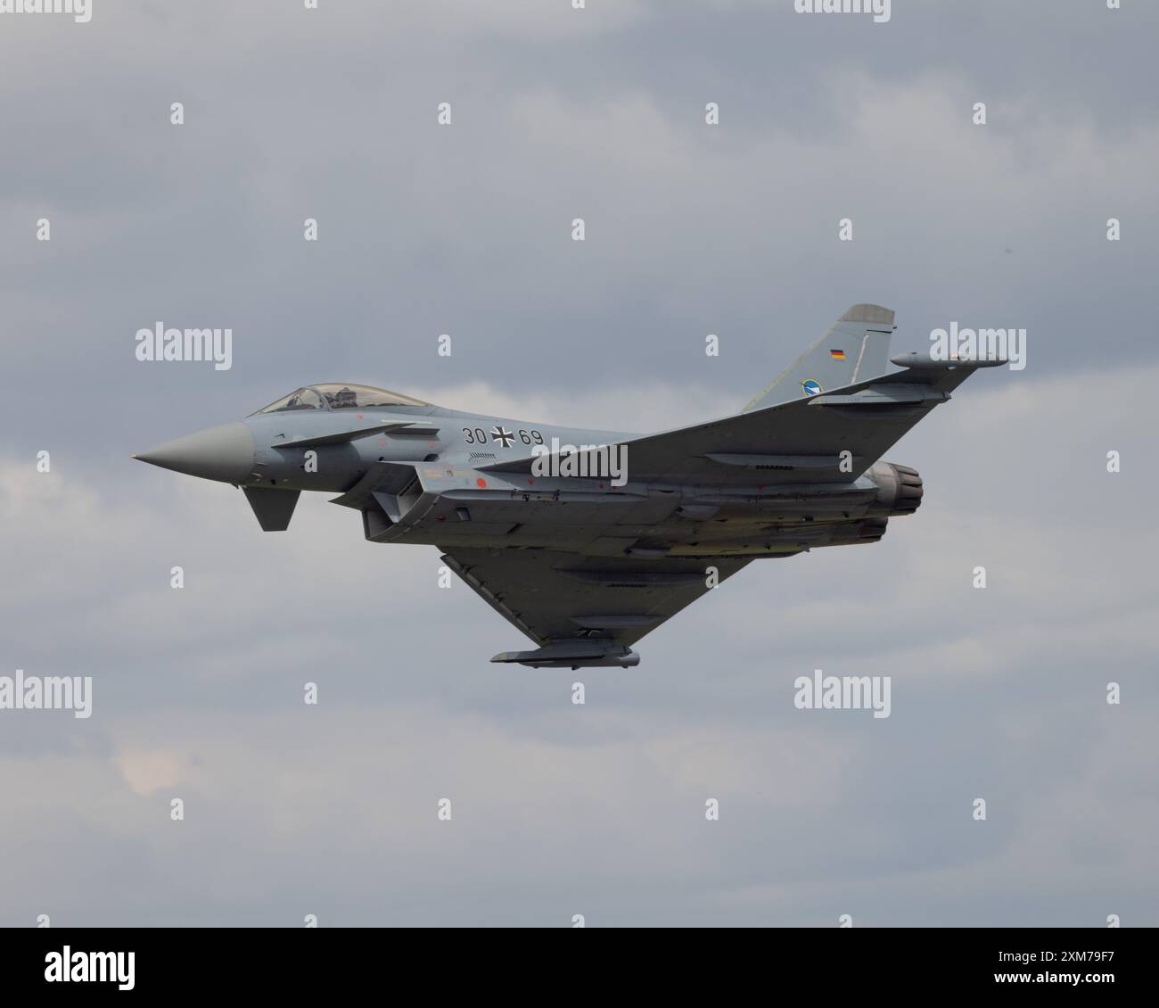 Tedesco Luftwaffe Eurofighter Typhoon GR4 in volo al Royal International Air Tattoo del 2024 Foto Stock