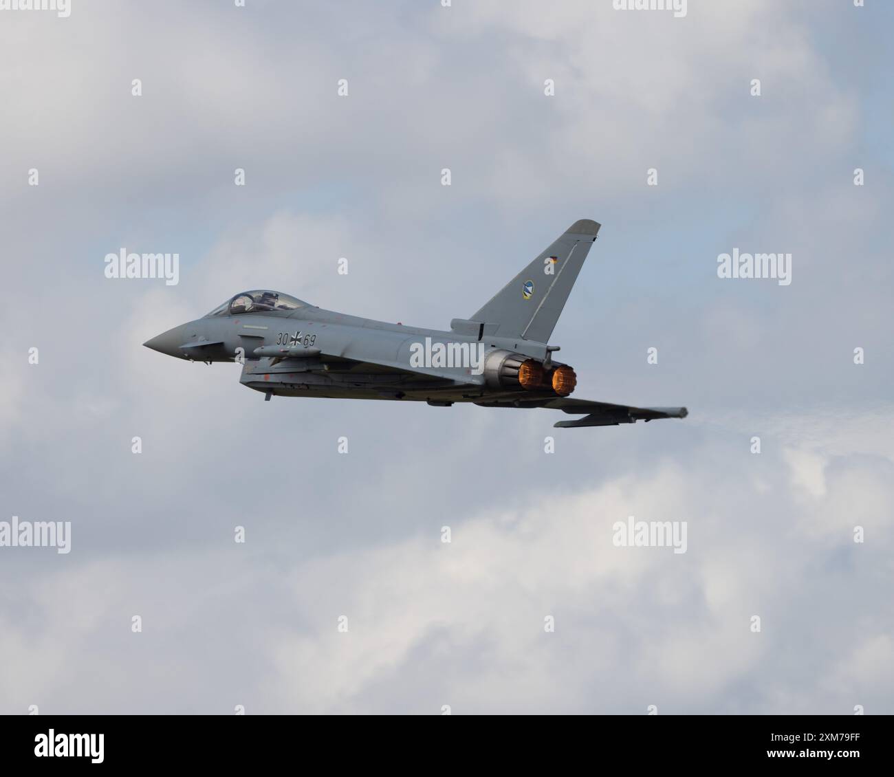 Tedesco Luftwaffe Eurofighter Typhoon GR4 in volo al Royal International Air Tattoo del 2024 Foto Stock