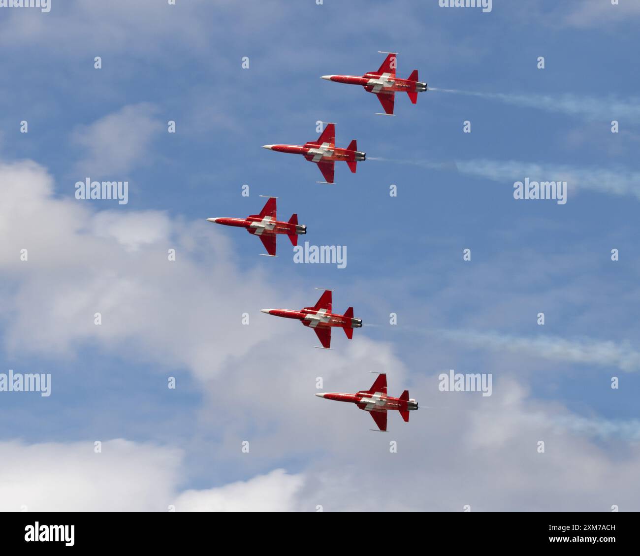 La Patrouille Suisse, squadra di aerobica svizzera che vola al Royal International Air Tattoo del 2024 Foto Stock