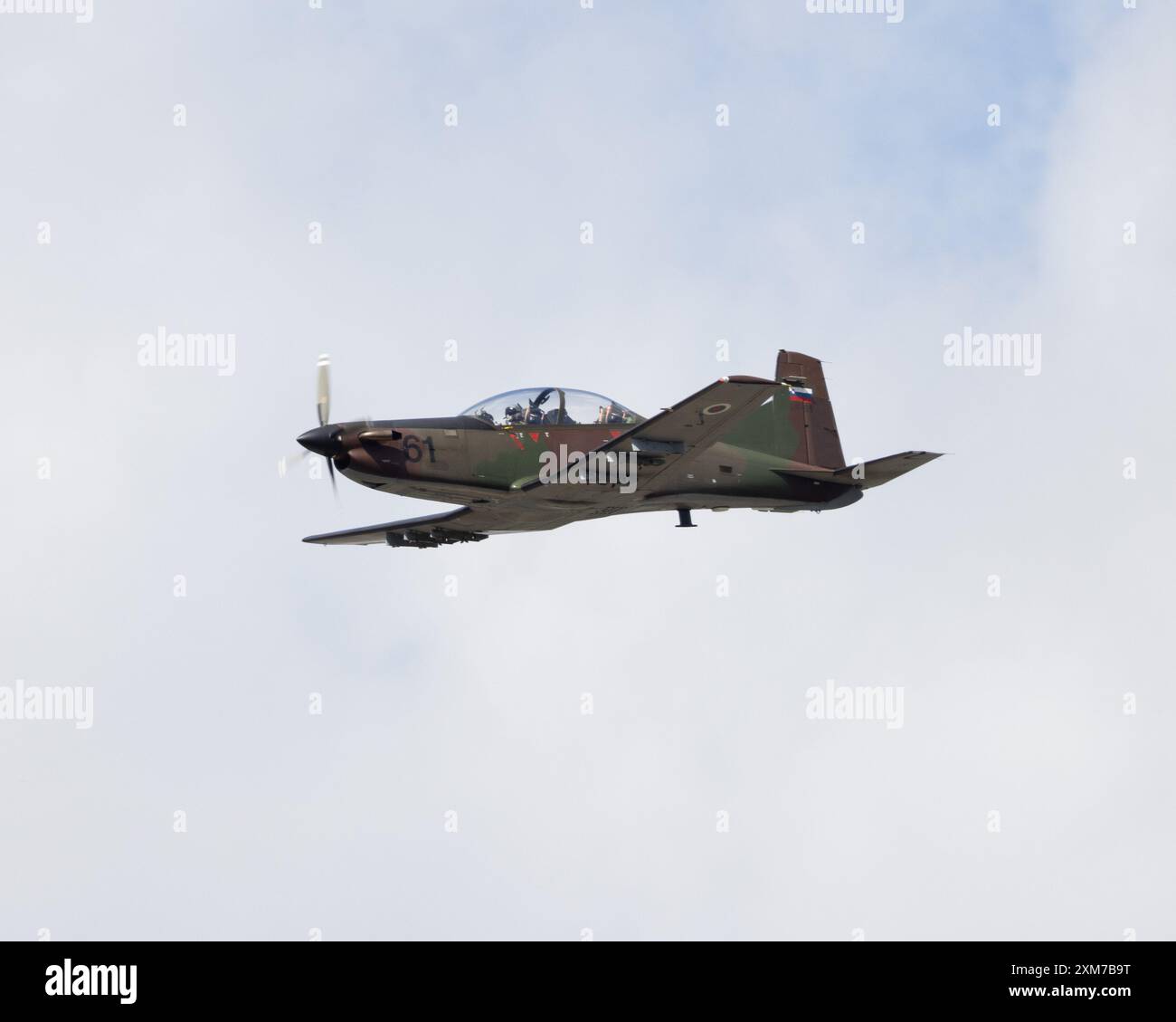 Un Pilatus PC-9 sloveno che vola al Royal International Air Tattoo del 2024 Foto Stock