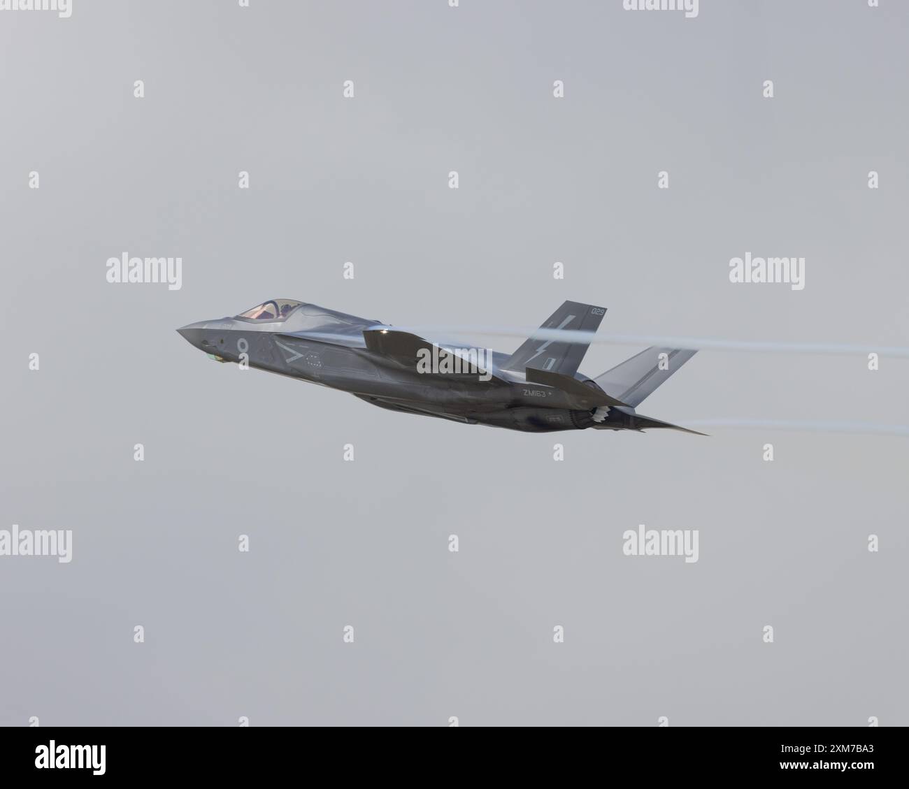 Un Lockheed Martin F-35 Lightning II caccia Stealth jet dello squadrone di 207 "Dambusters" RAF che volava al Royal International Air Tattoo del 2024 Foto Stock