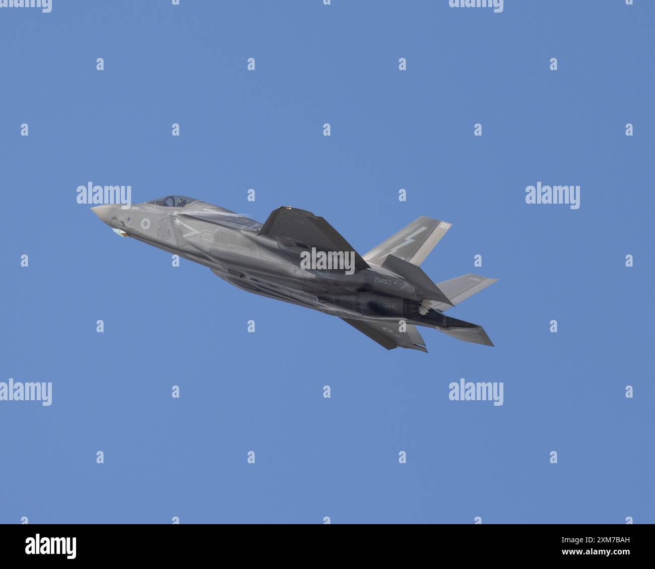 Un Lockheed Martin F-35 Lightning II caccia Stealth jet dello squadrone di 207 "Dambusters" RAF che volava al Royal International Air Tattoo del 2024 Foto Stock