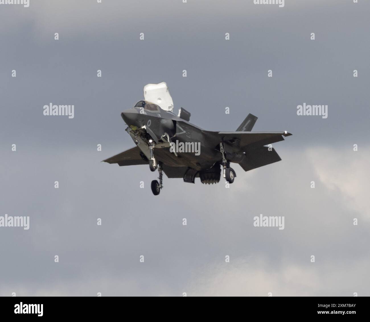 Un Lockheed Martin F-35 Lightning II caccia Stealth jet dello squadrone di 207 "Dambusters" RAF che volava al Royal International Air Tattoo del 2024 Foto Stock