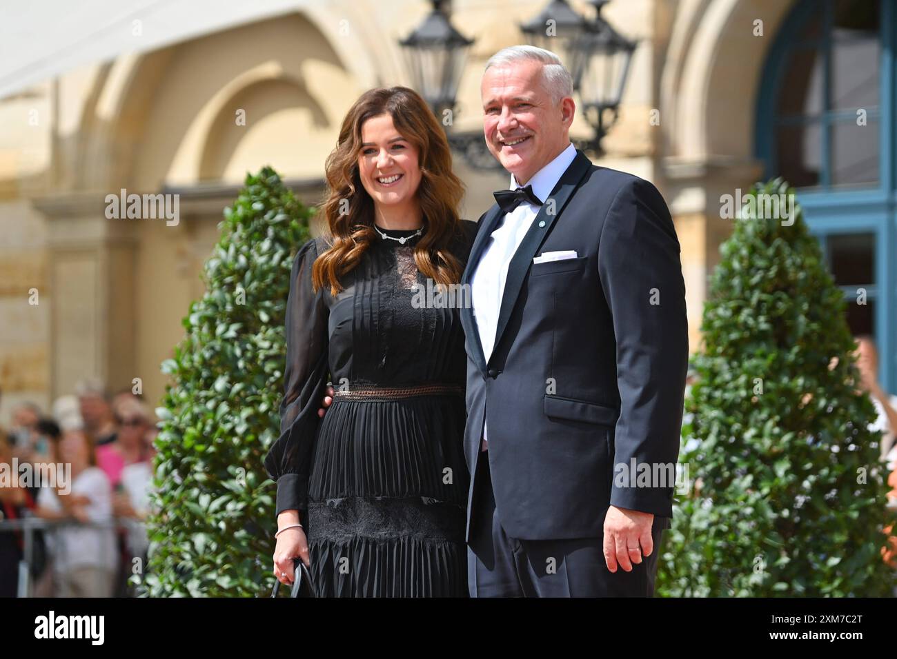 Sternekoch Alexander Herrmann mit Ehefrau Maxi Friedrichs. Eroeffnung der Bayreuther Richard Wagner Festspiele 2024 Roter Teppich AM 25.07.2024.. Gruener Huegel, *** Star chef Alexander Herrmann con moglie Maxi Friedrichs apertura del Festival Bayreuth Richard Wagner 2024 Red Carpet on 25 07 2024 Grueneer Huegel, Foto Stock