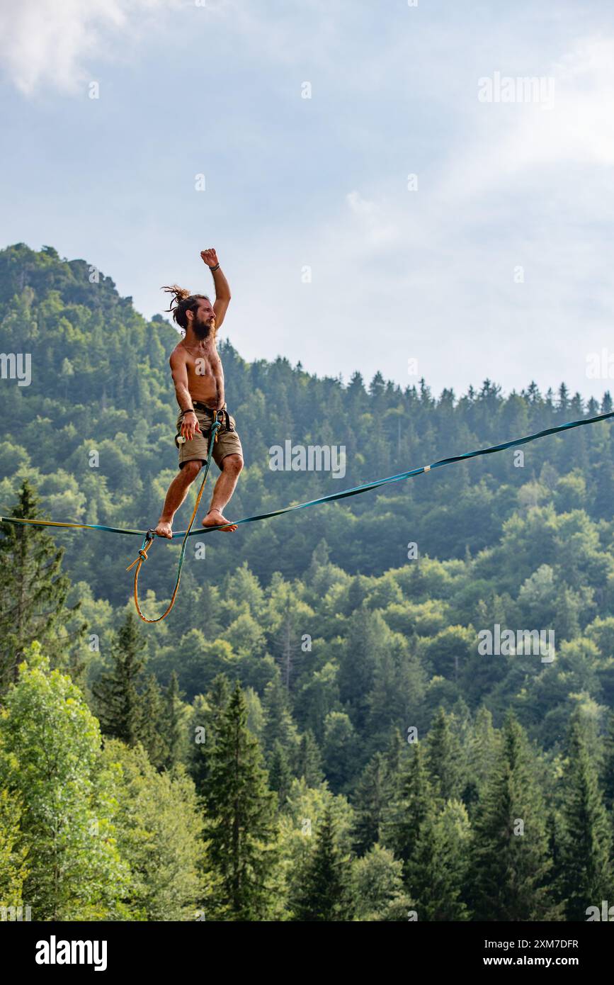 Serina Italia 21 luglio 2024: Camminatore a fune sospeso da terra in un parco pubblico Foto Stock