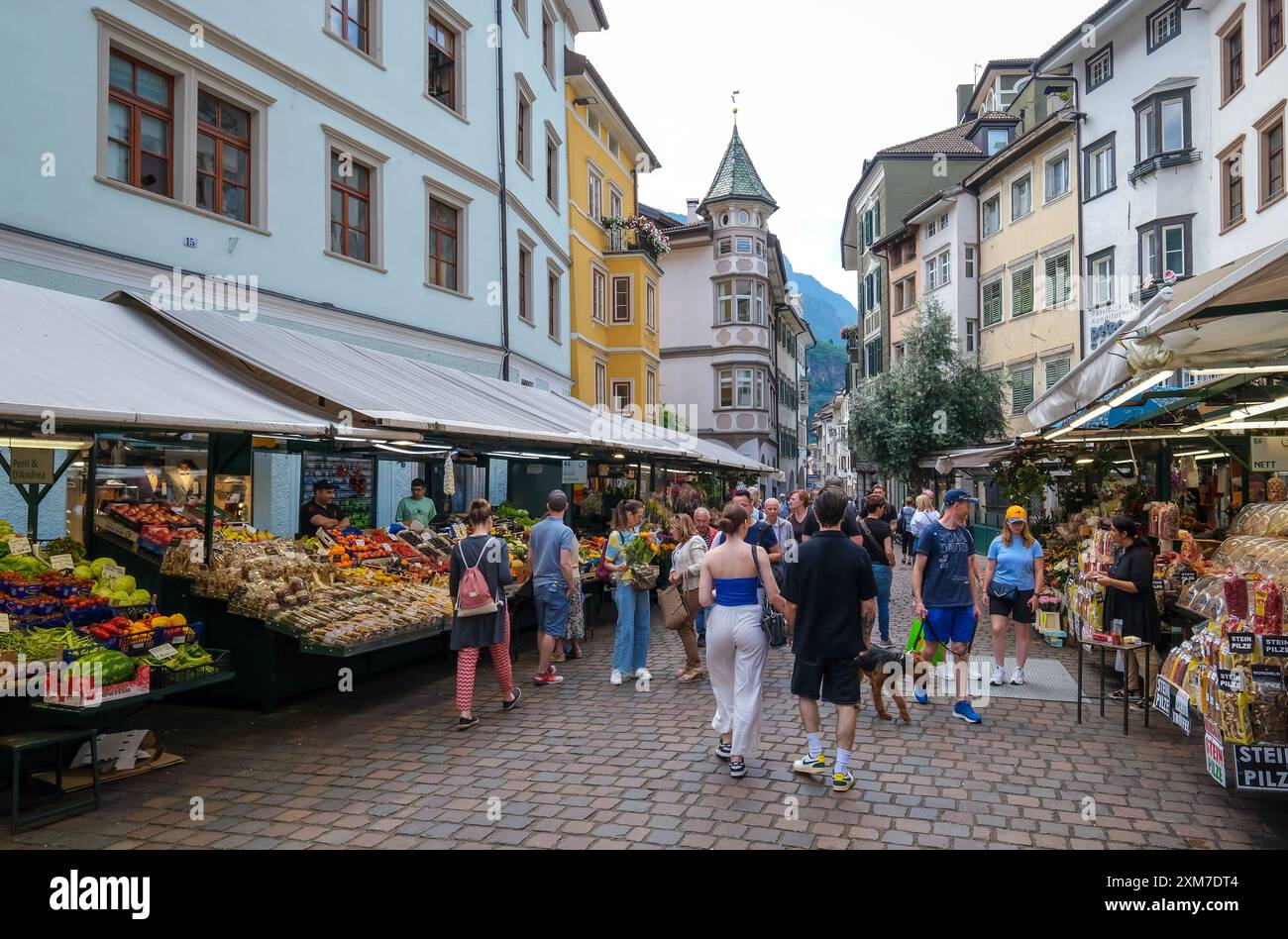 Bolzano, alto Adige, Italia - passanti passeggiando per il mercato della frutta nella piazza della frutta nel centro storico della città. Foto Stock