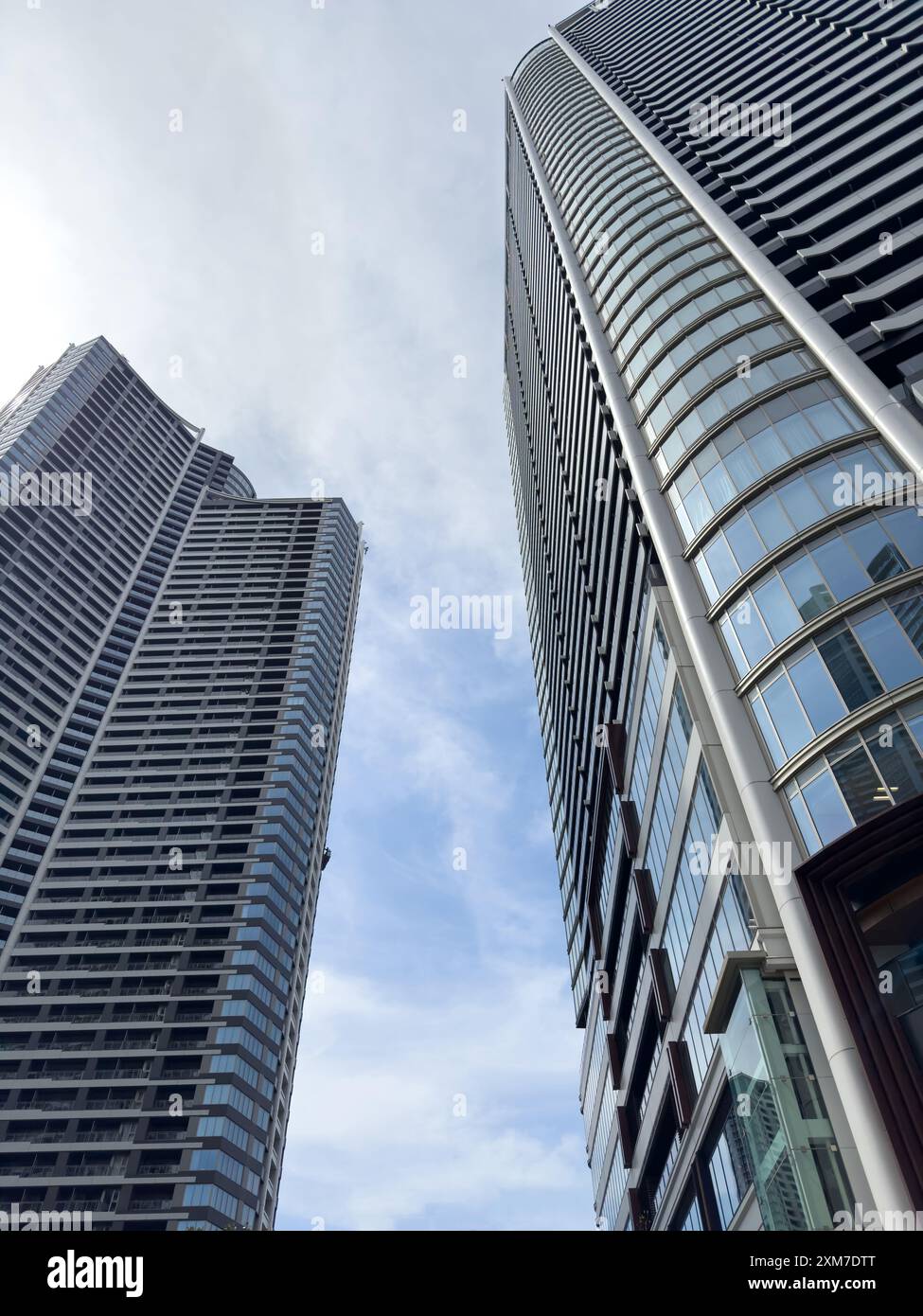 Vista sotto i grattacieli della città di Tokyo. Giappone. Alti edifici per uffici sullo sfondo del cielo nuvoloso Foto Stock