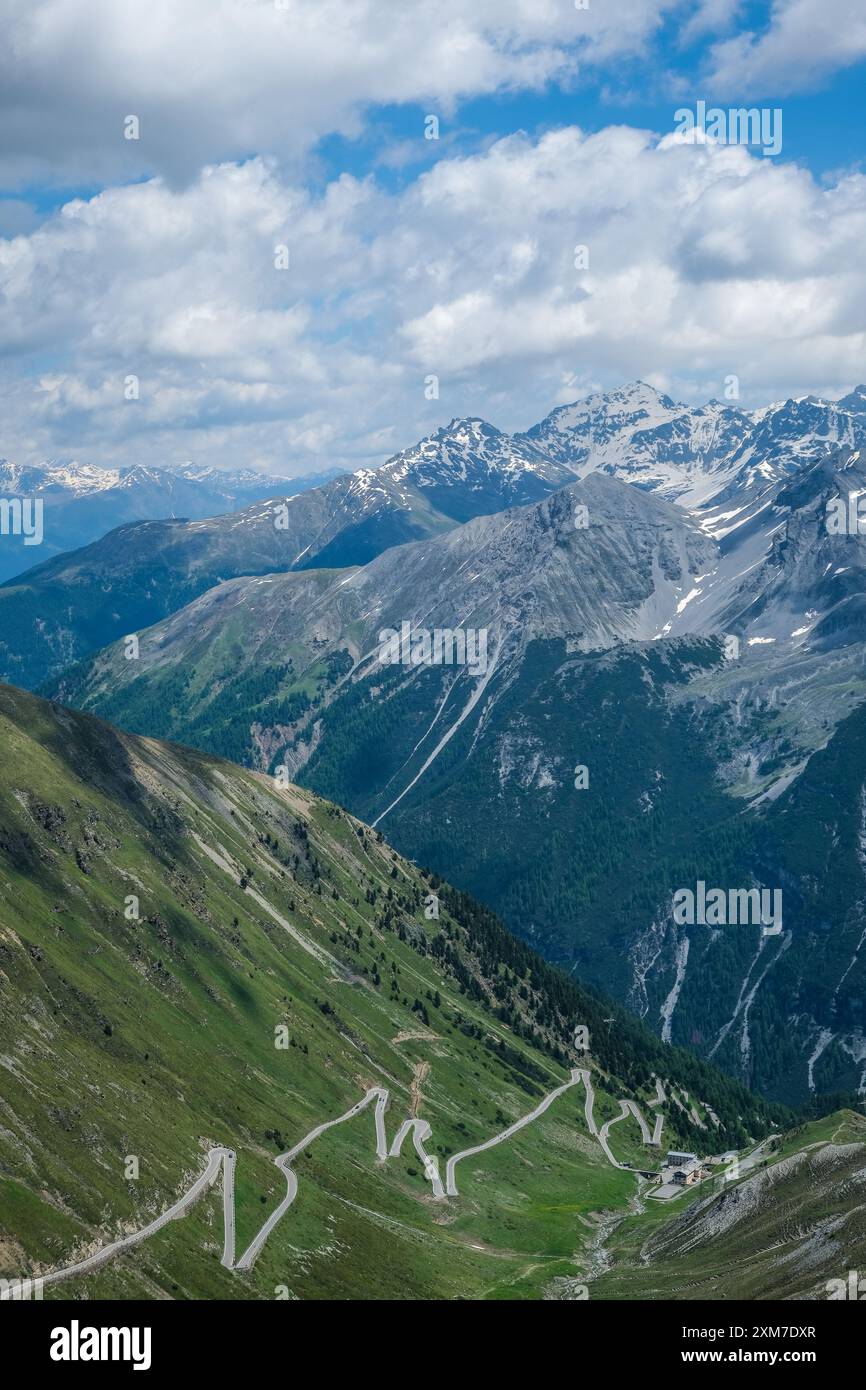 Stilfserjoch, Vinchgau, alto Adige, Italia - paesaggio montano sulla strada del passo Ortler, Stilfser Joch, la salita sulle strette curve, la stretta ha Foto Stock