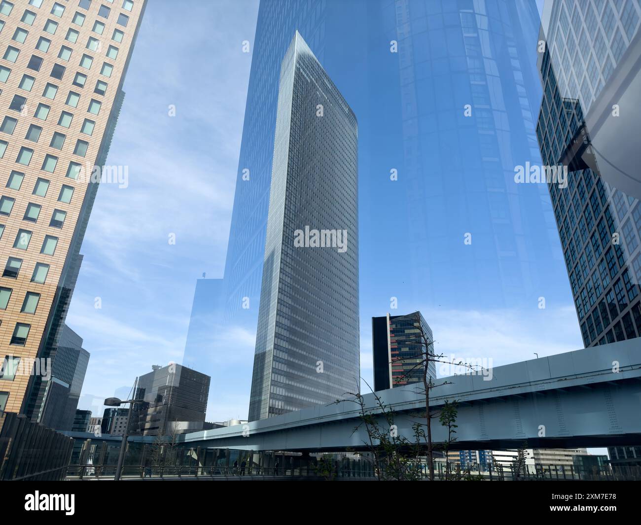 Grattacieli della città di Tokyo, Giappone. Moderni e alti edifici di appartamenti e uffici contro il cielo blu Foto Stock
