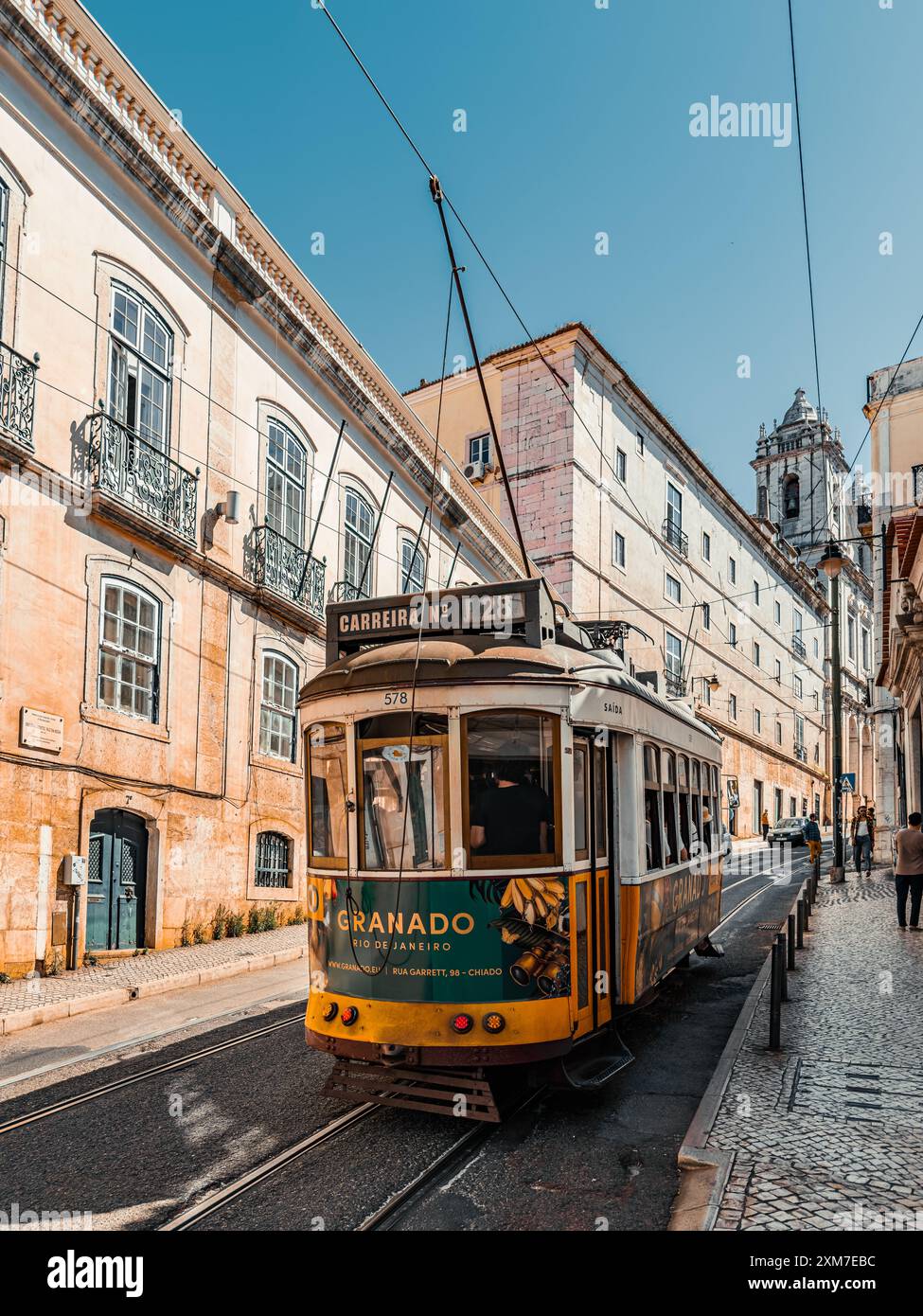 Uno dei famosi tram 28 di Lisbons che porta i ciclisti in un viaggio di 40 minuti su (o giù) la collina attraverso i vecchi quartieri e passando davanti a famosi monumenti storici Foto Stock