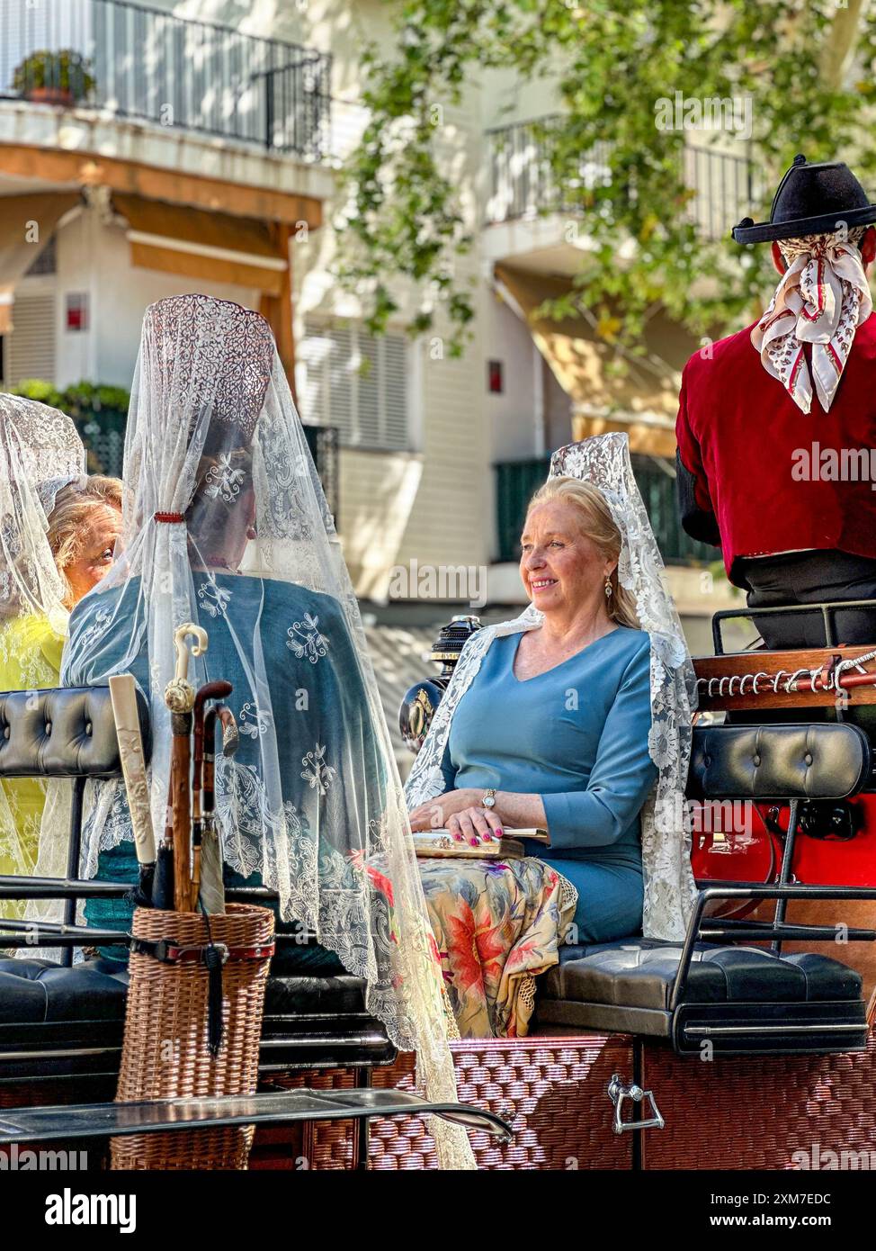 La Fiera di Siviglia nota come Fiera de Abril si tiene a Siviglia, Andalusia per una settimana. Le donne vestono con abiti flamenco e gli uomini con abiti eleganti Foto Stock
