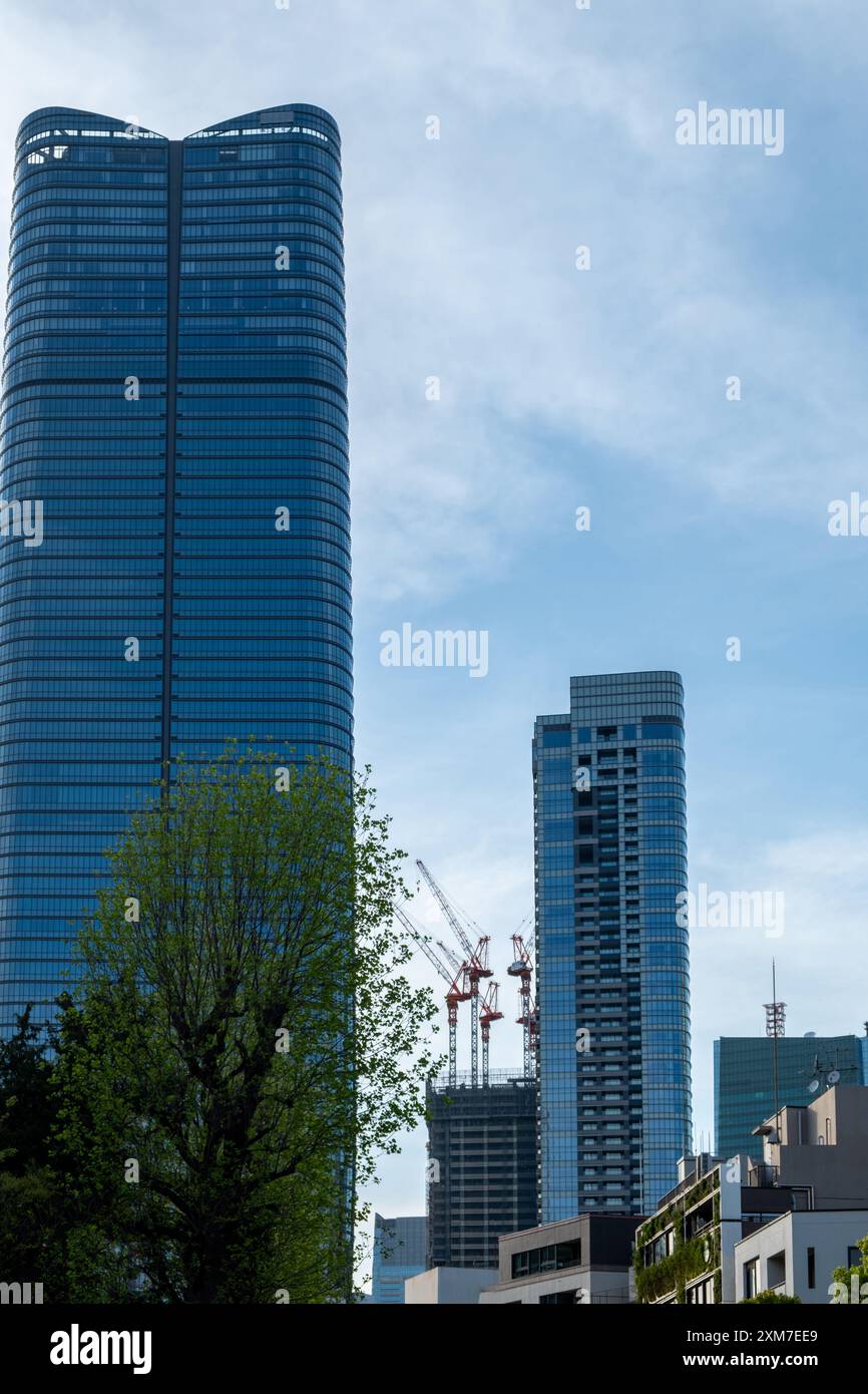 Grattacieli della città di Tokyo, Giappone. Moderni e alti edifici di appartamenti e uffici contro il cielo blu Foto Stock