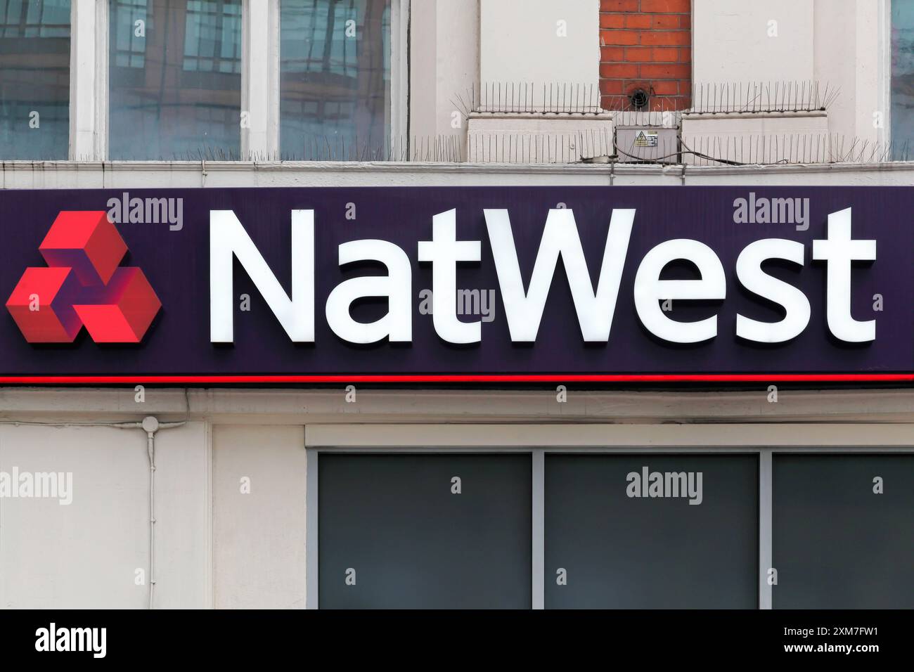 Logo NatWest su un muro. La National Westminster Bank, che opera come NatWest, è una delle principali banche commerciali e al dettaglio del Regno Unito con sede a Londra Foto Stock