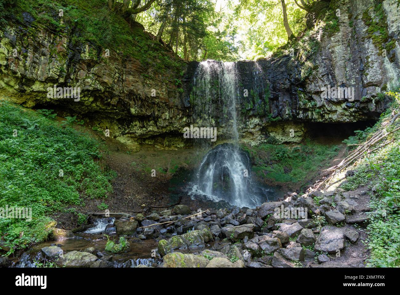 Cascata del Trador situata a Laqueuille, dipartimento del Puy-de-Dôme, nel massiccio centrale, Francia. Cascata formata su un antico flusso di lava. Foto Stock