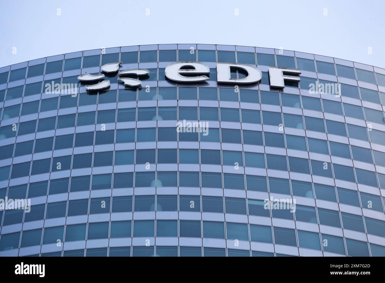 Logo EDF su un edificio. EDF è una società francese di energia elettrica, in gran parte di proprietà dello Stato francese, con sede a Parigi, in Francia Foto Stock