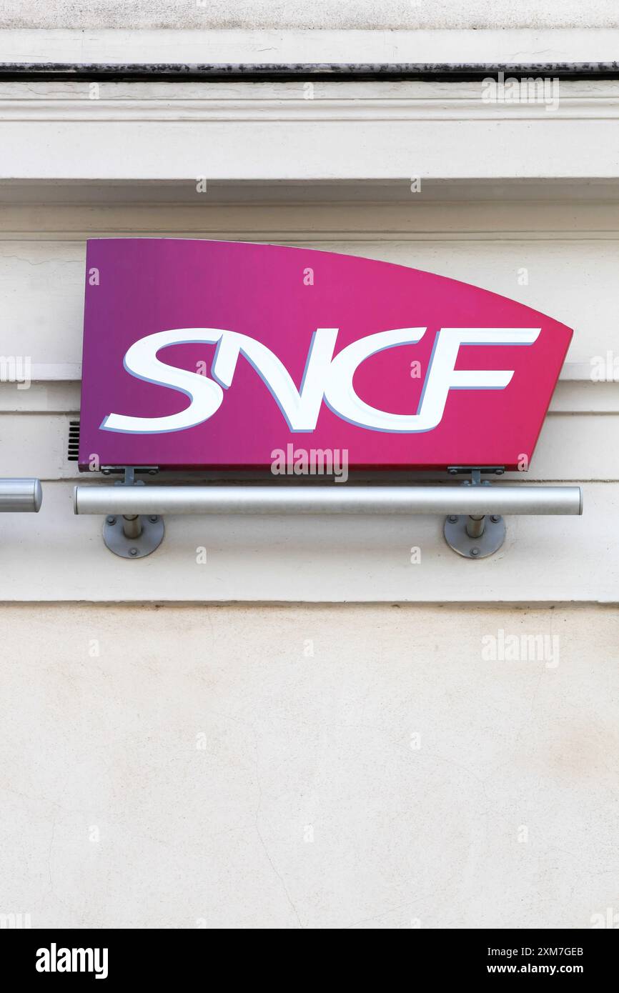 SNCF logo su una parete. SNCF è la società nazionale delle ferrovie francesi in Francia ed è di proprietà dello Stato società ferroviarie Foto Stock