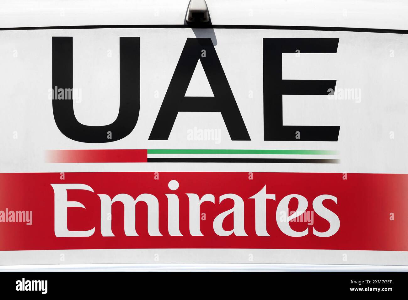 Logo UAE Team Emirates su un veicolo. L'UAE Team Emirates è una squadra di ciclismo su strada degli Emirati. Il team compete a livello UCI WorldTeam Foto Stock