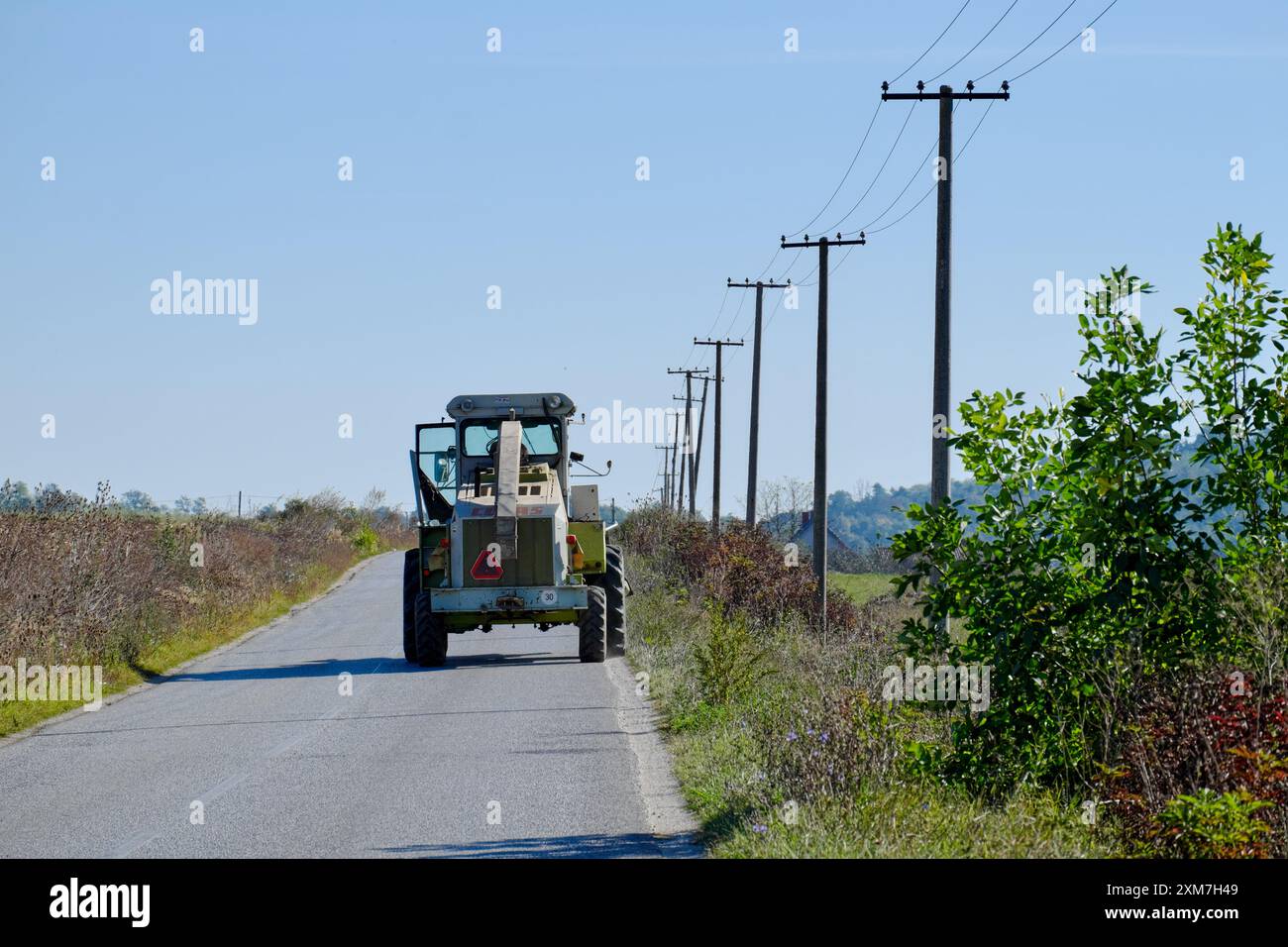 Strada rurale con trattore a Sumadija, Serbia centrale Foto Stock