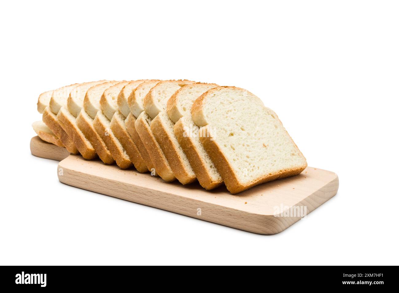 Fette di pane bianco sul tagliere, isolate su sfondo bianco. Foto Stock