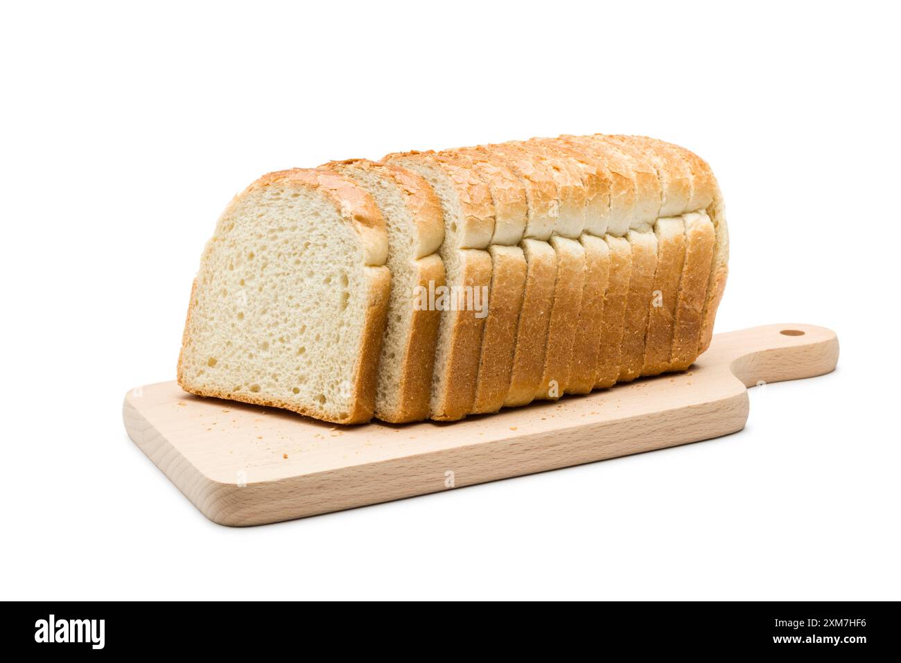 Fette di pane bianco sul tagliere, isolate su sfondo bianco. Foto Stock