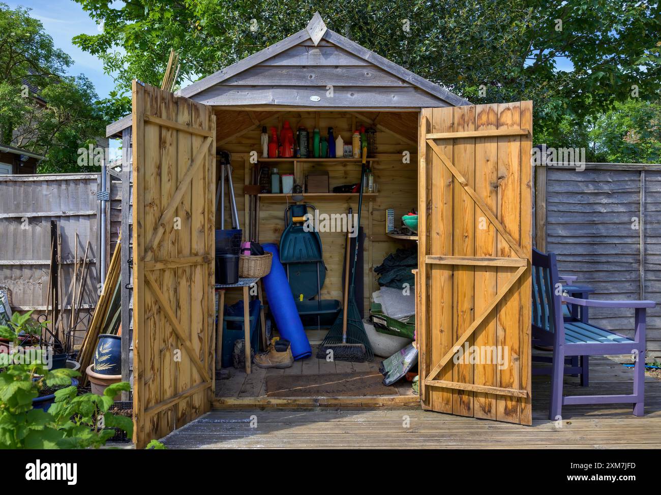 Capannone in giardino che mostra una serie di pezzi e pezzi da giardinaggio Foto Stock