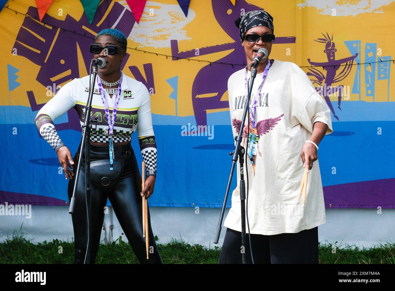 Malmesbury, Regno Unito. 26 luglio 2024. DefMaa MaaDef si esibisce a radio WOMAD durante Womad - World of Music, Arts and Dance 2024. DefMaa MaaDef, dal Senegal ci sono Mamy Victory e Defa. Foto di Julie Edwards./Alamy Live News Foto Stock