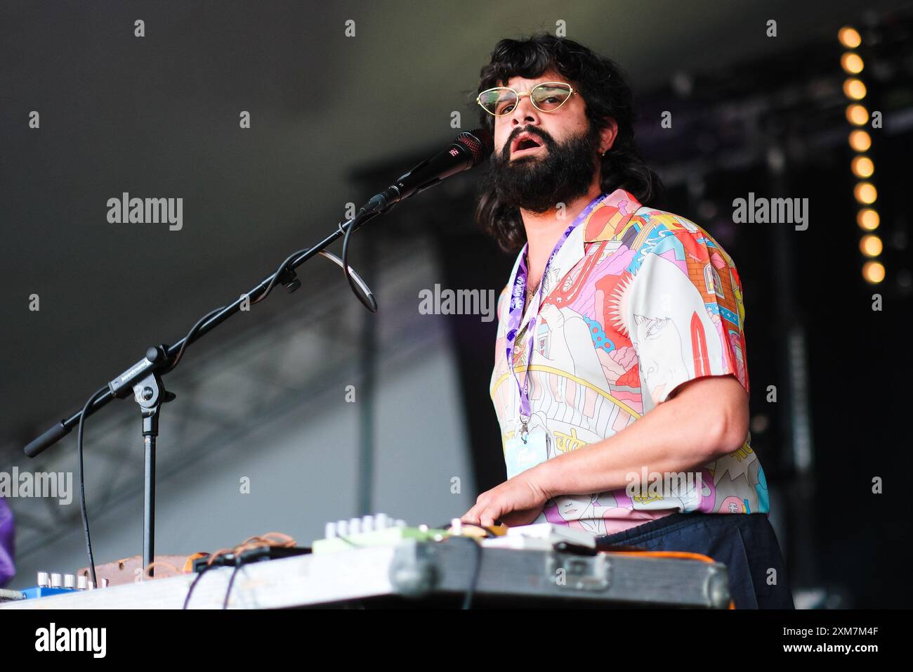 Malmesbury, Regno Unito. 26 luglio 2024. Kamal Rasool dei Flamingods si esibisce sul palco di Charlie Gillett durante Womad - World of Music, Arts and Dance 2024. I Flamingods sono un gruppo musicale alternative rock di Londra e Bahrain fondato da Kamal Rasool nel 2010. Gli altri membri della band sono Karthik Poduval, Sam Rowe e Charles Prest. Foto di Julie Edwards./Alamy Live News Foto Stock
